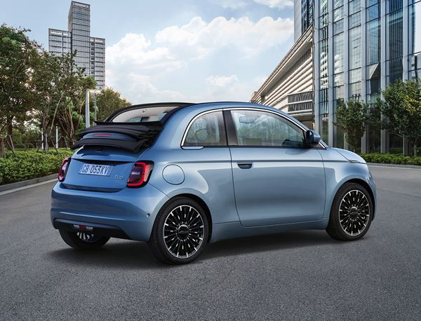 La Fiat 500 cabriolet adopte une motorisation électrique