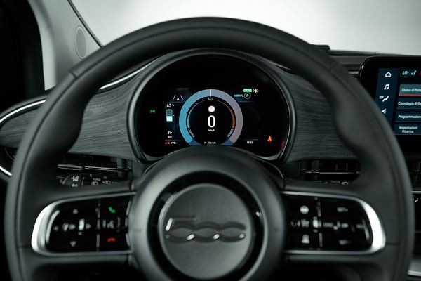 La Fiat 500 cabriolet adopte une motorisation électrique