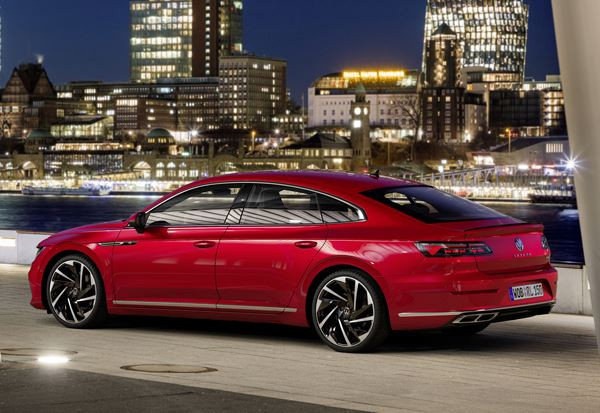 Le véhicule Grand Tourisme Volkswagen Arteon s'offre une face avant acérée
