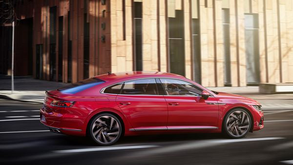 Le véhicule Grand Tourisme Volkswagen Arteon s'offre une face avant acérée