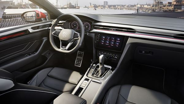 Le véhicule Grand Tourisme Volkswagen Arteon s'offre une face avant acérée