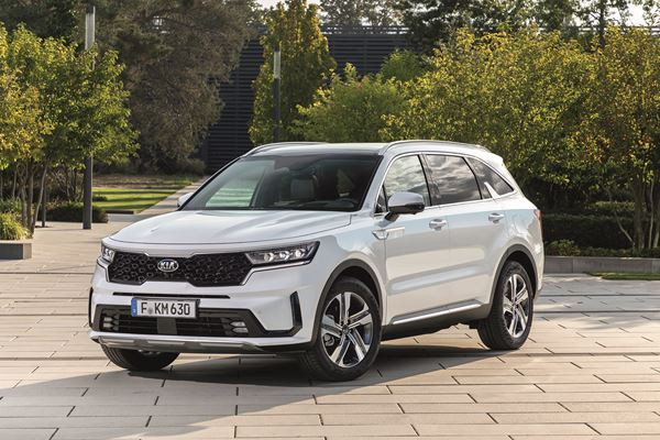 Le Kia Sorento hybride rechargeable intègre des lignes affûtées et tendues