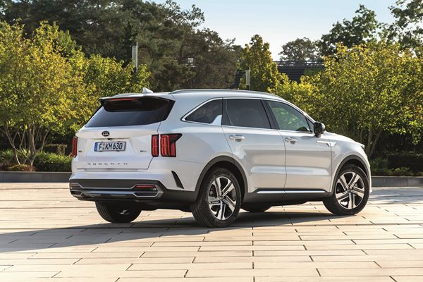 Le Kia Sorento hybride rechargeable intègre des lignes affûtées et tendues