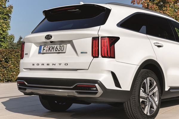 Le Kia Sorento hybride rechargeable intègre des lignes affûtées et tendues