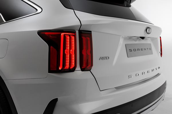 Le Kia Sorento hybride rechargeable intègre des lignes affûtées et tendues