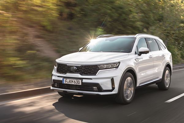 Le Kia Sorento hybride rechargeable intègre des lignes affûtées et tendues