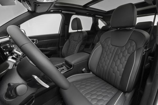 Le Kia Sorento hybride rechargeable intègre des lignes affûtées et tendues