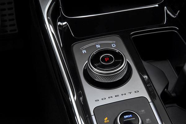 Le Kia Sorento hybride rechargeable intègre des lignes affûtées et tendues