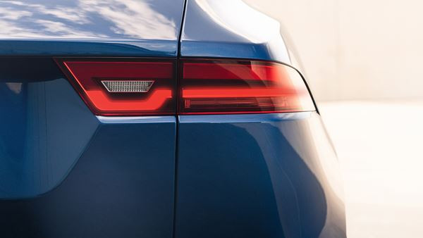 Le SUV compact premium Jaguar E-Pace s'offre une allure plus affirmée