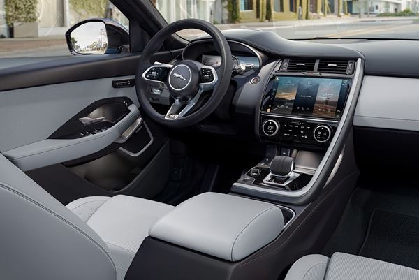 Le SUV compact premium Jaguar E-Pace s'offre une allure plus affirmée