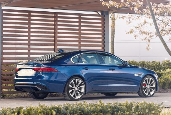 La berline Jaguar XF s’offre un design affirmé