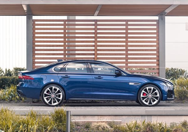 La berline Jaguar XF s’offre un design affirmé