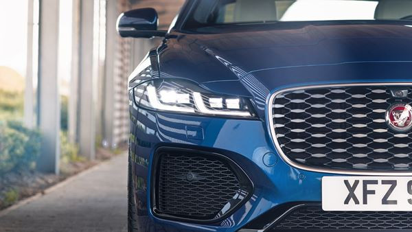 La berline Jaguar XF s’offre un design affirmé