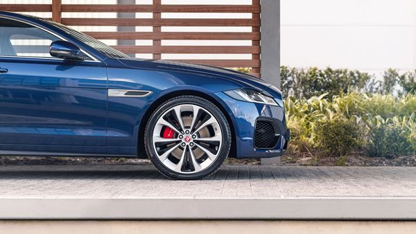 La berline Jaguar XF s’offre un design affirmé