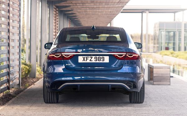 La berline Jaguar XF s’offre un design affirmé