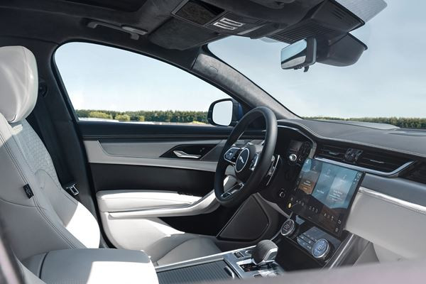 La berline Jaguar XF s’offre un design affirmé