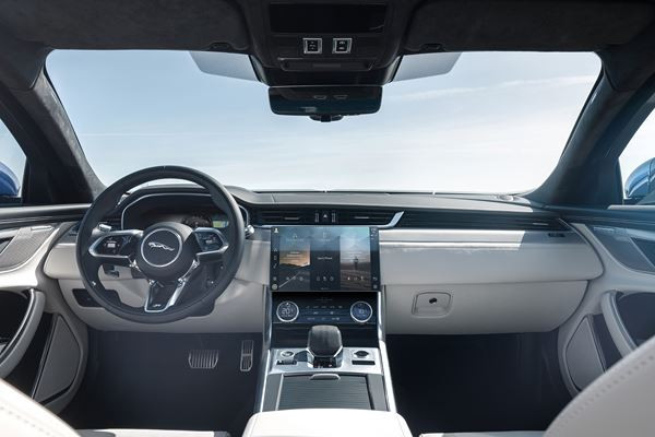 La berline Jaguar XF s’offre un design affirmé
