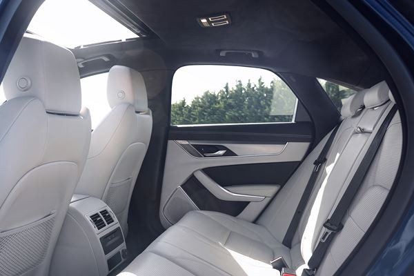 La berline Jaguar XF s’offre un design affirmé