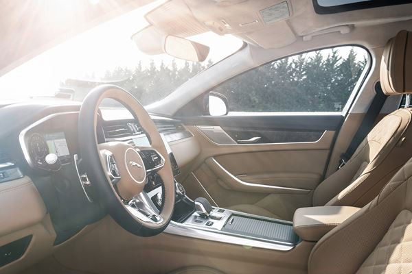 Le break Jaguar XF Sportbrake reçoit un design extérieur affirmé