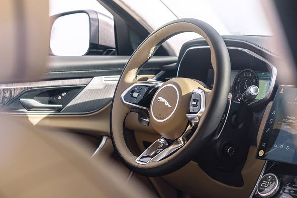 Le break Jaguar XF Sportbrake reçoit un design extérieur affirmé