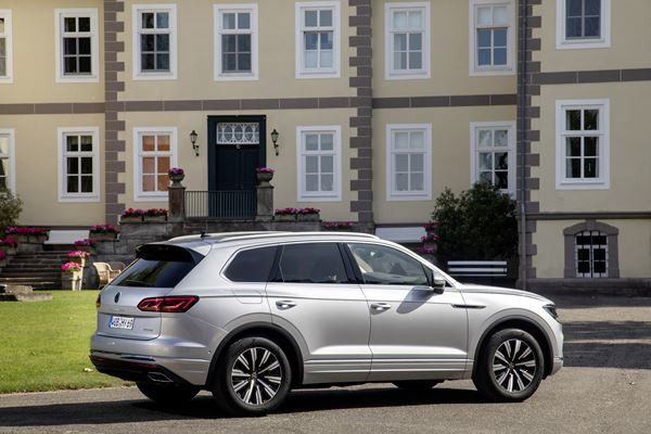 Le Volkswagen Touareg hybride rechargeable peut rouler en mode électrique 49 km