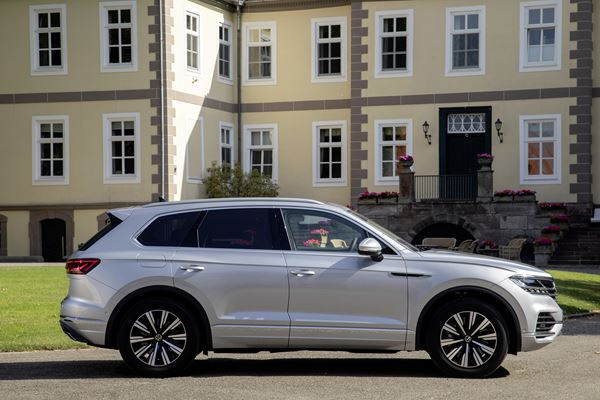 Le Volkswagen Touareg hybride rechargeable peut rouler en mode électrique 49 km