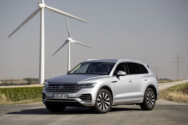 Le Volkswagen Touareg hybride rechargeable peut rouler en mode électrique 49 km