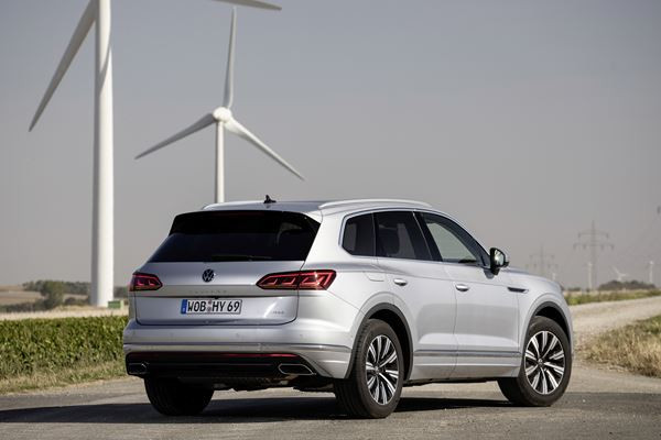 Le Volkswagen Touareg hybride rechargeable peut rouler en mode électrique 49 km