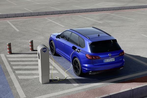 Le Volkswagen Touareg haute performance R hybride rechargeable délivre 462 ch