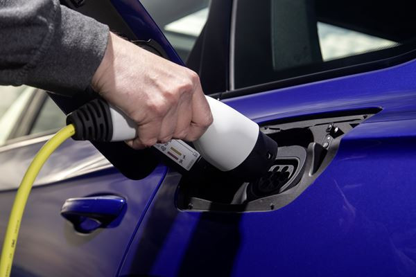 Le Volkswagen Touareg haute performance R hybride rechargeable délivre 462 ch