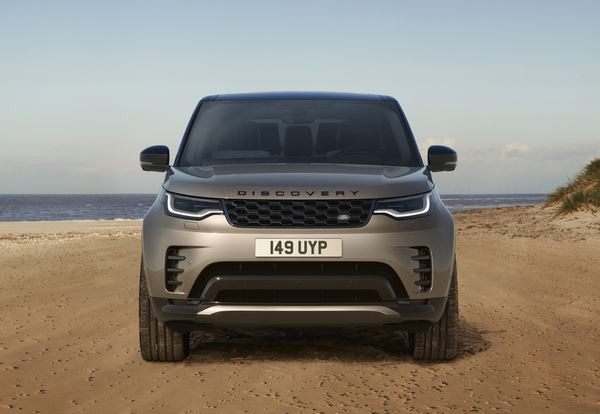 Le grand SUV sept places Land Rover Discovery accentue sa présence sur la route