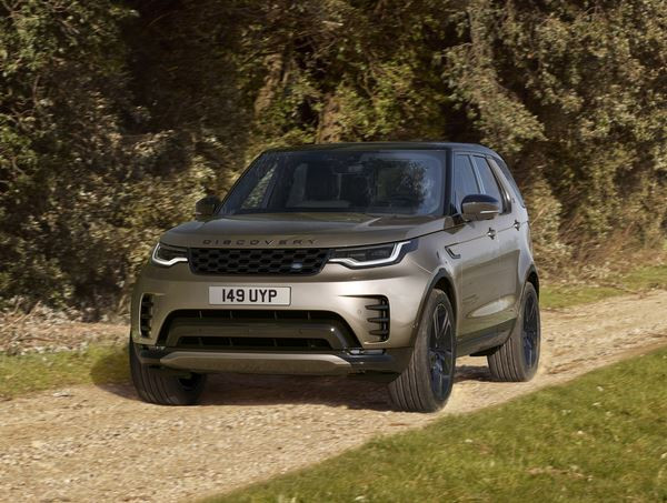 Le grand SUV sept places Land Rover Discovery accentue sa présence sur la route