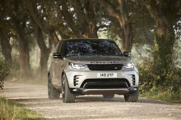 Le grand SUV sept places Land Rover Discovery accentue sa présence sur la route