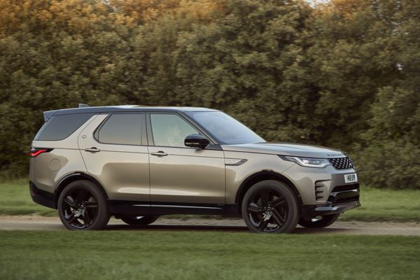 Le grand SUV sept places Land Rover Discovery accentue sa présence sur la route