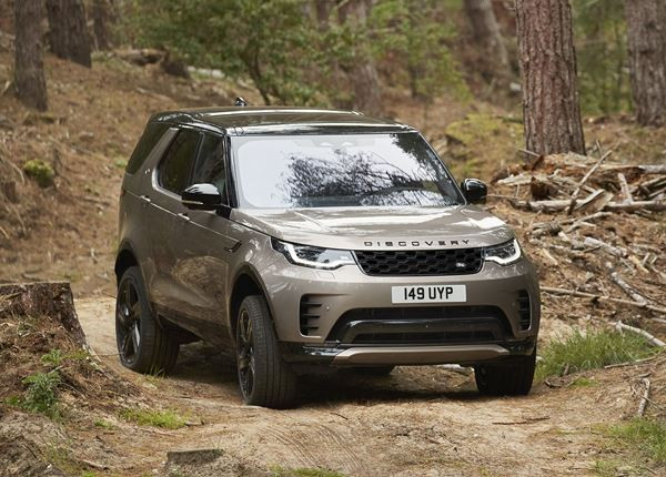 Le grand SUV sept places Land Rover Discovery accentue sa présence sur la route