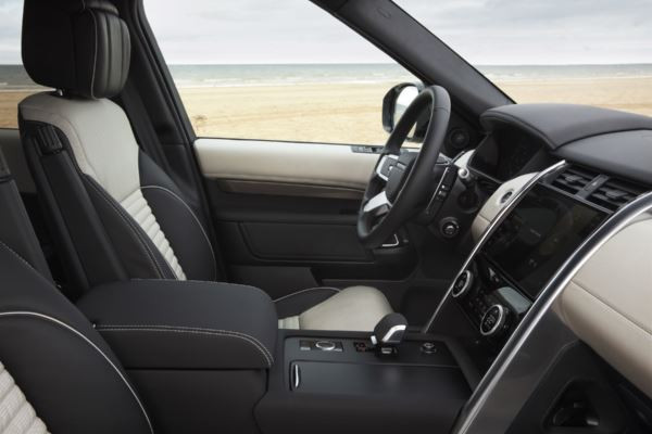Le grand SUV sept places Land Rover Discovery accentue sa présence sur la route