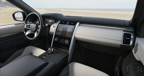 Le grand SUV sept places Land Rover Discovery accentue sa présence sur la route
