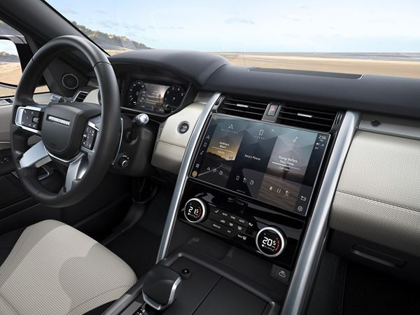 Le grand SUV sept places Land Rover Discovery accentue sa présence sur la route