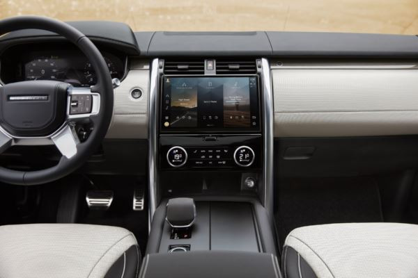 Le grand SUV sept places Land Rover Discovery accentue sa présence sur la route