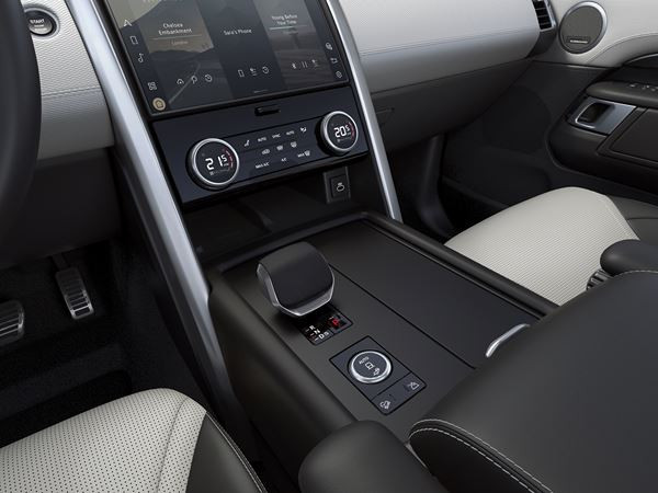 Le grand SUV sept places Land Rover Discovery accentue sa présence sur la route