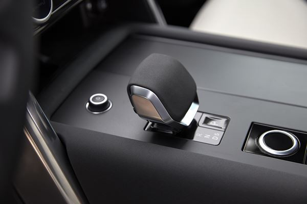 Le grand SUV sept places Land Rover Discovery accentue sa présence sur la route