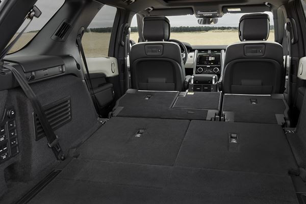 Le grand SUV sept places Land Rover Discovery accentue sa présence sur la route