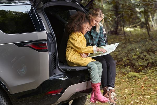 Le grand SUV sept places Land Rover Discovery accentue sa présence sur la route