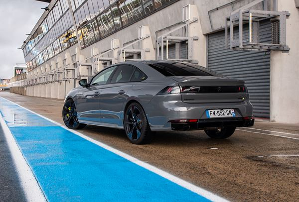 La berline électrifiée radicale 508 Peugeot Sport Engineered délivre 360 ch