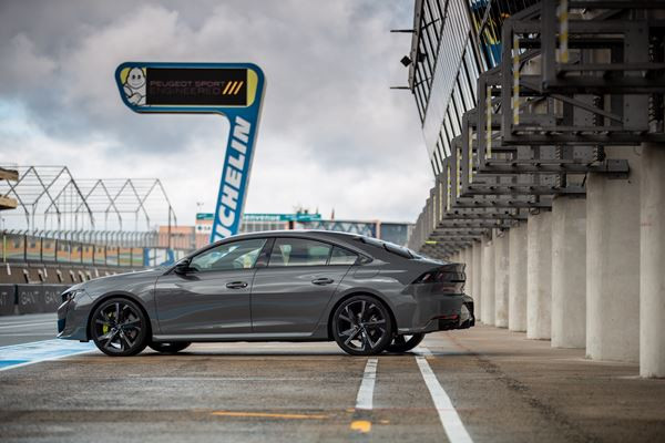 La berline électrifiée radicale 508 Peugeot Sport Engineered délivre 360 ch