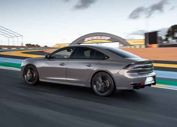 La berline électrifiée radicale 508 Peugeot Sport Engineered délivre 360 ch