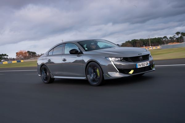 La berline électrifiée radicale 508 Peugeot Sport Engineered délivre 360 ch