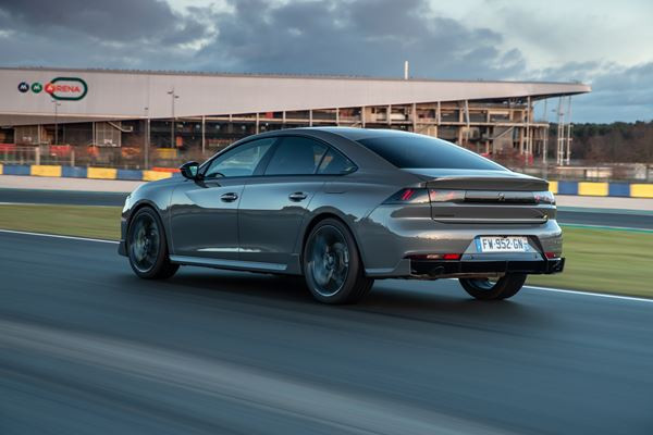 La berline électrifiée radicale 508 Peugeot Sport Engineered délivre 360 ch