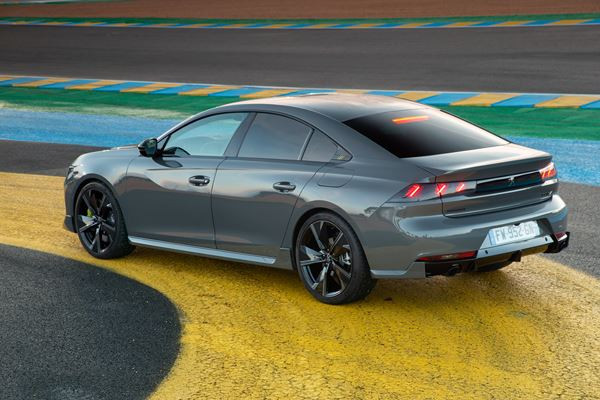 La berline électrifiée radicale 508 Peugeot Sport Engineered délivre 360 ch