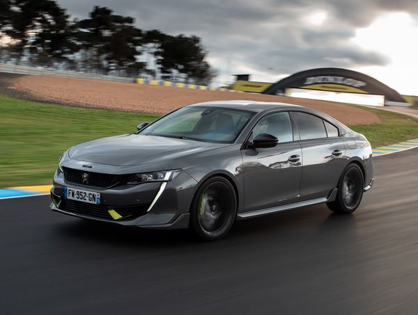 La berline électrifiée radicale 508 Peugeot Sport Engineered délivre 360 ch